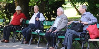 pensionari-parc-arhivafoto