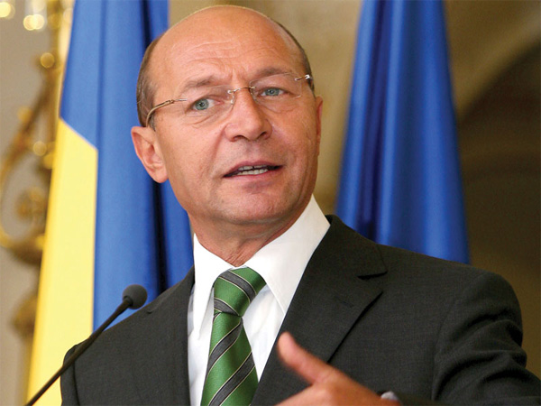 Basescu: Primul-ministru isi asuma atributiile presedintelui fara sa aiba mandat basescu-traian