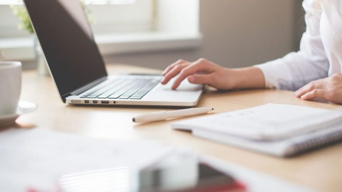 https___www.economedia.ro_wp-content_uploads_2021_05_computer-birou-pexels-1024x682